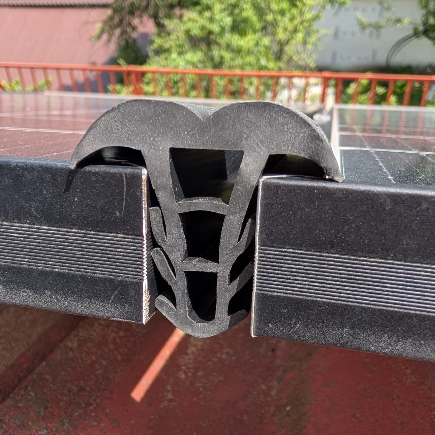 Garnitura din cauciuc pentru carport cu panouri fotovoltaice - 41x47 mm